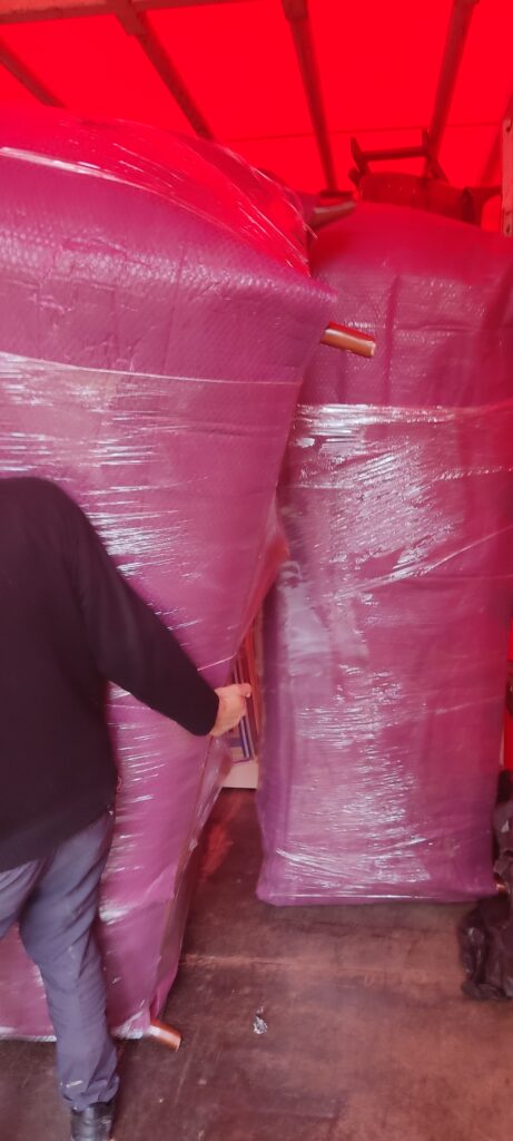 Kapaklı evden eve nakliyat sürecini anlatan görsel açıklaması; eşyaların profesyonel ekipler tarafından paketlenip güvenli şekilde taşınmasını gösterir.