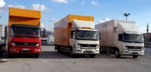 Kapaklı evden eve nakliyat hizmetlerini anlatan görsel açıklaması; profesyonel ekiplerin asansörlü sistemle güvenli ve düzenli taşımacılık yapmasını gösterir.