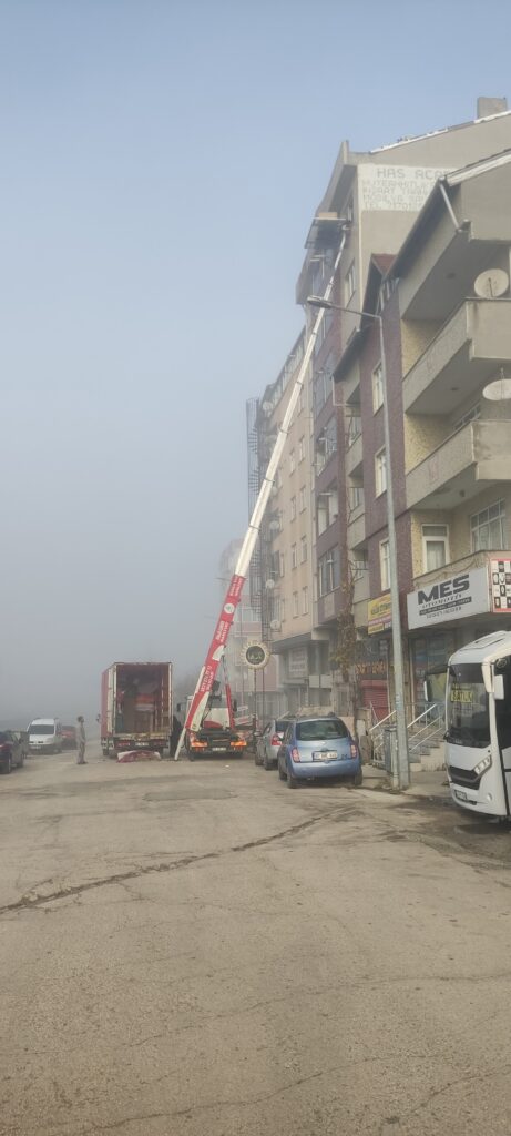 Çerkezköy nakliyat ekibinin asansörlü taşıma sistemiyle bina dışından güvenli eşya indirme ve yükleme işlemini gösteren görsel açıklaması