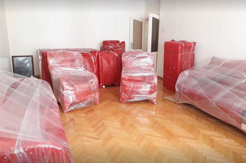Çerkezköy nakliyat ekibinin eşyaları koruyucu malzemelerle paketleyerek taşımaya hazırladığı profesyonel paketleme sürecini gösteren görsel açıklaması